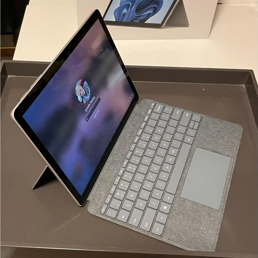 Microsoft Surface pro 3 w/ Microsoft Signature Type Cover